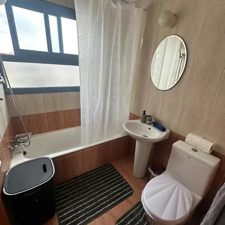 1 Bedroom With Communal Pool *