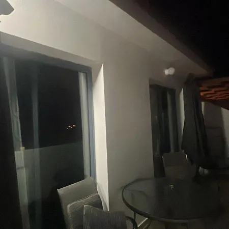 1 Bedroom With Communal Pool 아파트