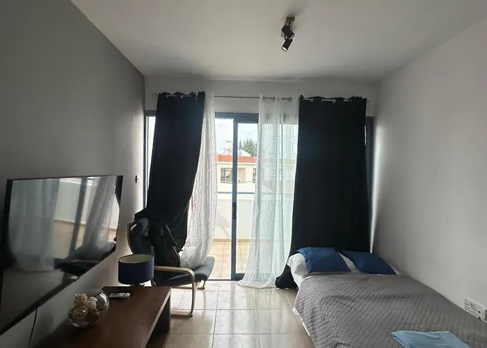 1 Bedroom With Communal Pool 아파트 파포스