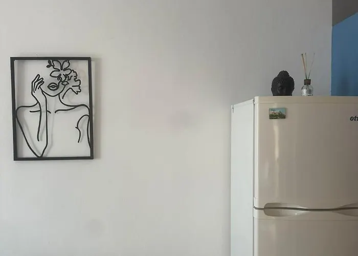 1 Bedroom With Communal Pool *