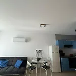 아파트 1 Bedroom With Communal Pool *