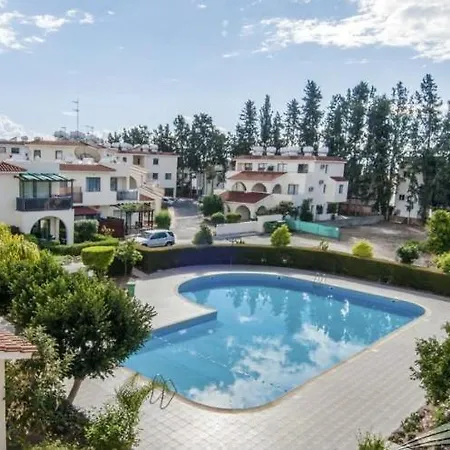 1 Bedroom With Communal Pool *