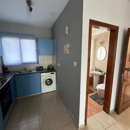 1 Bedroom With Communal Pool דירה *