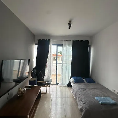 1 Bedroom With Communal Pool דירה פאפוס