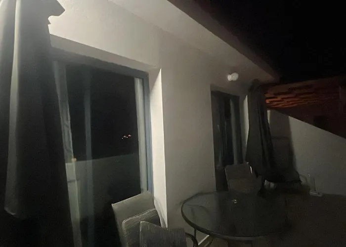 1 Bedroom With Communal Pool アパート