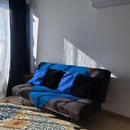 1 Bedroom With Communal Pool Apartamento